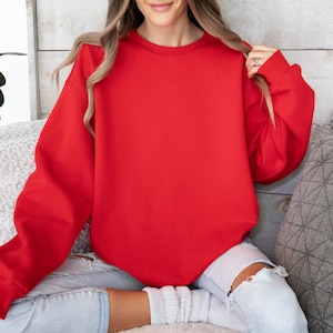 Puede incluir: Una sudadera roja de gran tama&ntilde;o con cuello redondo.