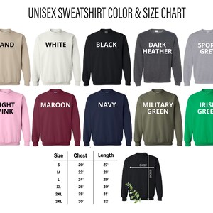 Puede incluir: Tabla de tallas para sudadera unisex con diferentes opciones de color. La tabla muestra las tallas de la S a la 3XL con las medidas de pecho y longitud correspondientes en pulgadas. Los colores incluyen arena, blanco, negro, gris oscuro jaspeado, gris deportivo, rosa claro, granate, azul marino, verde militar y verde irland&eacute;s.