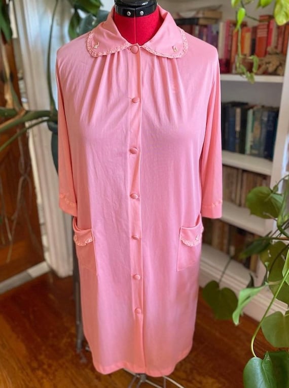 Vintage 50s/60s coral pink house dress with lace d