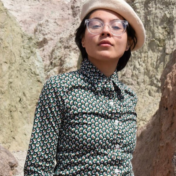 Top vintage de los años 70 con estampado de paisley y uvas y cuello tipo daga