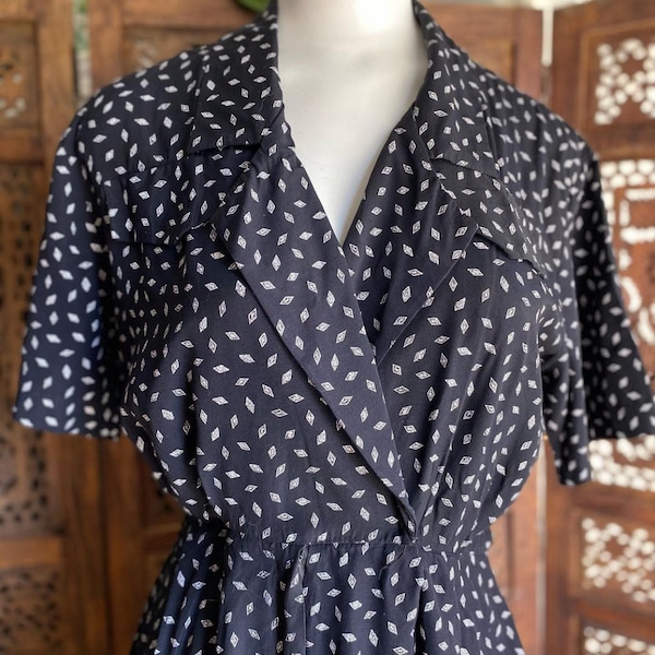Romper negro vintage de los años 80/90 con un pequeño diseño en forma de diamante blanco de Sarah Taylor