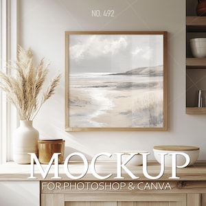 Könnte beinhalten: Ein gerahmter Landschaftskunst-Druck mit einer Strandszene in neutralen Tönen. Das Kunstwerk befindet sich in einem hellen Holzrahmen und wird über einer Holzoberfläche angezeigt. Der Text "MOCKUP FOR PHOTOSHOP & CANVA" ist sichtbar.
