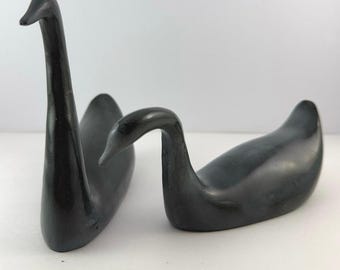 Conjunto de figuras de cisnes grandes de estilo vintage, decoración de mediados de siglo, talladas en esteatita procedentes de Japón.