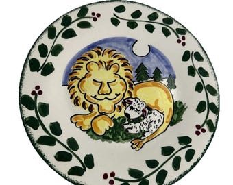 9周年記念ギフト リンディ・ノイハウスサイン入り陶器プレート「ライオンと子羊」10インチ