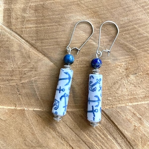 Orecchini “Anchor & Azure” – Carta arrotolata verniciata e pietra lapislazzuli naturale
