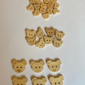 Pode incluir: Uma cole&ccedil;&atilde;o de bot&otilde;es de madeira em forma de urso em v&aacute;rios tamanhos. Os bot&otilde;es s&atilde;o de cor castanho claro e t&ecirc;m um design simples. Existem 28 bot&otilde;es no total.