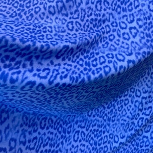 motif guépard exotique bleu et bleu 4 voies j'ai marqué 4 côtés tissu vendu par mètre