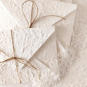 Paquete de 5 sobres blancos texturizados hechos a mano - Tamaño A6 - Cierre de lazo natural - Papelería elegante para cartas o eventos