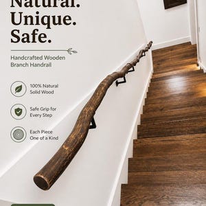 Könnte beinhalten: Handgefertigter Handlauf aus Holz. Der dunkelbraune, natürliche Holzhandlauf ist an einer weißen Wand neben einer Treppe mit dunkelbraunen Holzstufen angebracht. Der Text an der Wand lautet "Natürlich. Einzigartig. Sicher."