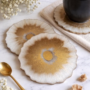 Dessous de verre fait main en or et en résine perlée | Géode d'agate nacrée | Cadeau de pendaison de crémaillère élégant | Décoration de maison contemporaine pour table à boissons