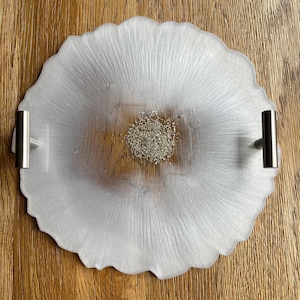Weißes und silbernes rundes Resin Geode Tablett | Luxus Hochzeit Verlobung Servierplatte | Neutral Wohnkultur Couchtisch Eitelkeit oder Lehrer Geschenk