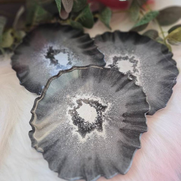 Coaster en résine de style Agate noir et argent fait à la main | Disque de Platine | Nouvelle maison | Décoration intérieure personnalisée | Cadeau d'anniversaire élégant | Articles pour la maison