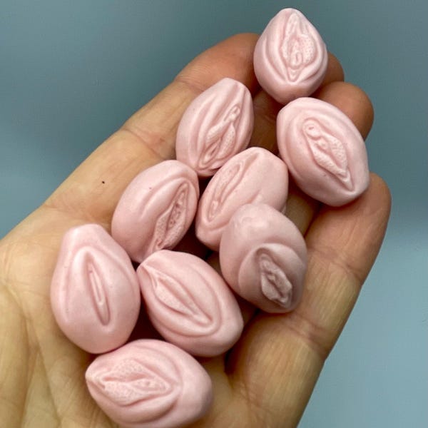 Mini vulva silicone mold. Pussy food grade  mold. Yoni mold for Chocolate Wax Soap Epoxy resin Concrete Gipsum etc...