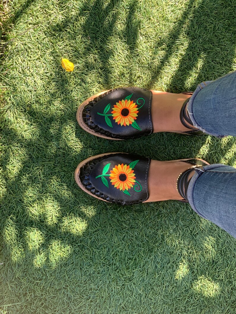huaraches black and orange