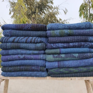 Indigo umkehrbare dekorative mehrfarbige geblümte gestreifte Weinlese-Baumwollkanthadecke, blau gefärbte Decke, indische natürliche handgefärbte werfen.
