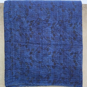 Natürlicher handindigo gefärbter Block bedruckter Baumwoll-Kantha-Quilt, Primium Baumwolldecke, zweilagige Kantha, indische Kantha-Bettdecke, blaue Kantha