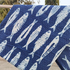 Tessuto di cotone stampato a mano con motivo a blocchi di pesce blu indaco, tessuto tagliato su misura, tessuto di cotone blu indaco, tende, tessuto tessile, stampa animalier