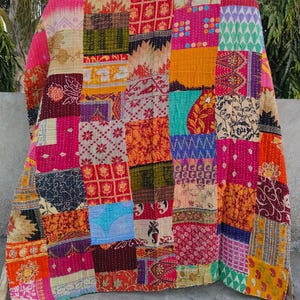 Kantha Quilt: Mehrfarbige Patchwork Vintage Tagesdecke aus Baumwolle