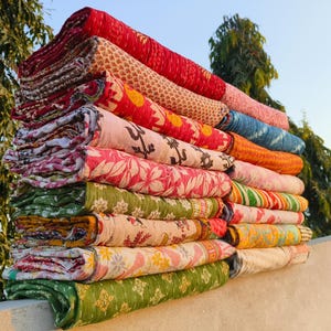 Edredón kantha de algodón vintage reversible hecho a mano en la India, manta multicolor, colcha kantha vintage Boho kantha, colcha gudari
