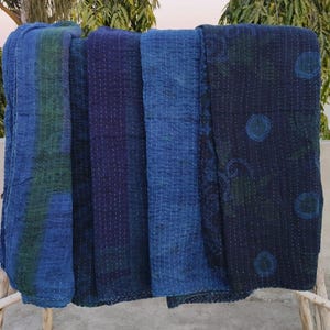 Indigo umkehrbare dekorative mehrfarbige geblümte gestreifte Weinlese-Baumwollkanthadecke, blau gefärbte Decke, indische natürliche handgefärbte werfen.