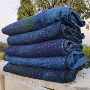 Indigo umkehrbare dekorative mehrfarbige geblümte gestreifte Weinlese-Baumwollkanthadecke, blau gefärbte Decke, indische natürliche handgefärbte werfen.