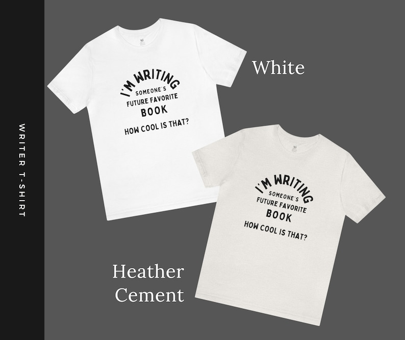 Peut inclure: Deux t-shirts avec le texte "I'm Writing Someone's Future Favorite Book How Cool Is That?" imprim&eacute; dessus. Un t-shirt est blanc et l'autre est en ciment chin&eacute;.