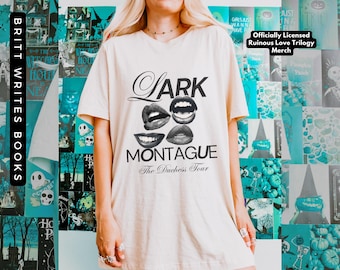 Puede incluir: Una camiseta blanca con un gráfico negro de labios y el texto "Dark Montague The Duchess Tour" impreso en la parte delantera. Mercancía oficial de la trilogía Ruinous Love.