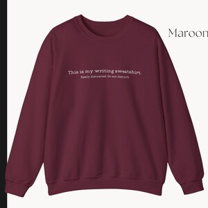 K&ouml;nnte beinhalten: Maroonfarbener Sweatshirt mit dem Text "This is my writing sweatshirt. Easily distracted. Do not disturb."