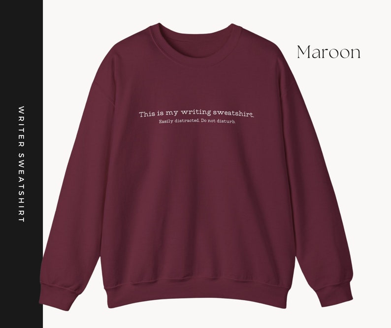 K&ouml;nnte beinhalten: Maroonfarbener Sweatshirt mit dem Text "This is my writing sweatshirt. Easily distracted. Do not disturb."