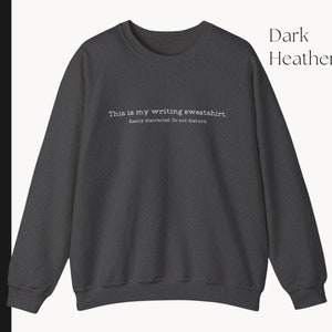 K&ouml;nnte beinhalten: Dunkelgrauer Sweatshirt mit dem Text "This is my writing sweatshirt. Easily distracted. Do not disturb."