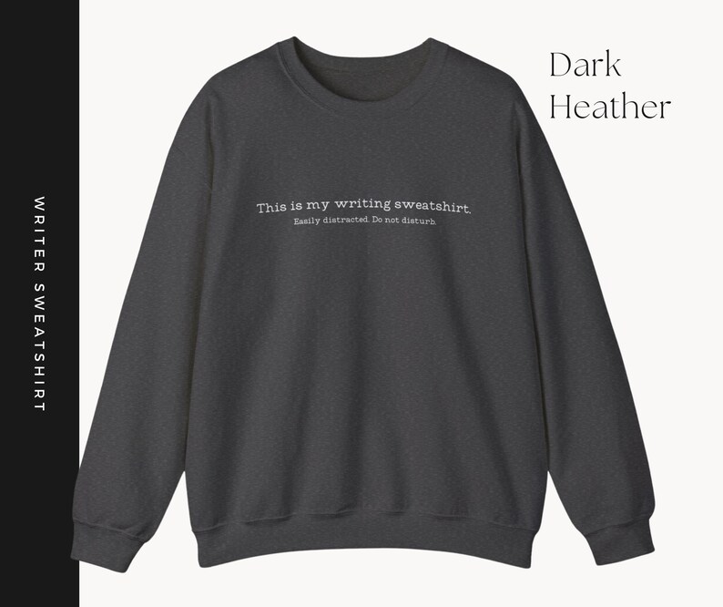 K&ouml;nnte beinhalten: Dunkelgrauer Sweatshirt mit dem Text "This is my writing sweatshirt. Easily distracted. Do not disturb."