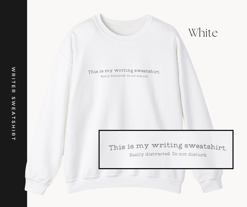 K&ouml;nnte beinhalten: Wei&szlig;er Pullover mit dem Text "This is my writing sweatshirt. Easily distracted. Do not disturb."