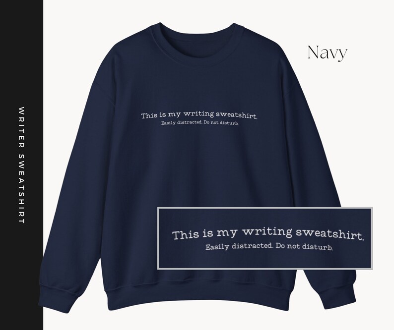 K&ouml;nnte beinhalten: Navyblauer Sweatshirt mit dem Text "This is my writing sweatshirt. Easily distracted. Do not disturb." in wei&szlig; gedruckt.