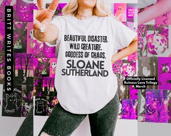Puede incluir: Camiseta blanca con el texto negro "BEAUTIFUL DISASTER. WILD CREATURE. GODDESS OF CHAOS. SLOANE SUTHERLAND". Parte de la mercancía con licencia oficial Ruinous Love Trilogy. Fondo con collage de imágenes rosas y negras.