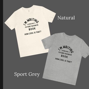 Peut inclure: Deux t-shirts, l'un en couleur naturelle et l'autre en gris sport, avec le texte "J'&eacute;cris le livre pr&eacute;f&eacute;r&eacute; de quelqu'un. C'est cool, non ?" imprim&eacute; sur le devant.