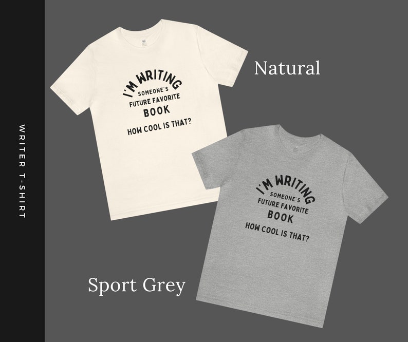 Peut inclure: Deux t-shirts, l'un en couleur naturelle et l'autre en gris sport, avec le texte "J'&eacute;cris le livre pr&eacute;f&eacute;r&eacute; de quelqu'un. C'est cool, non ?" imprim&eacute; sur le devant.