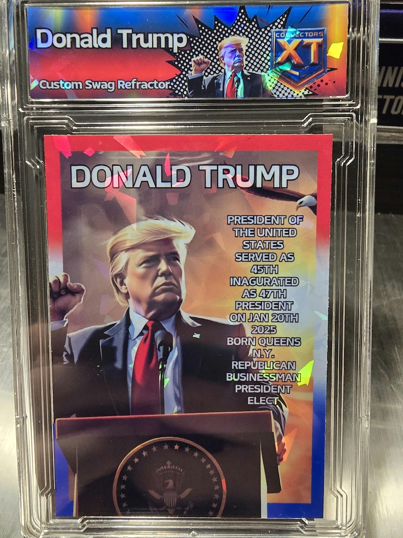 Puede incluir: Una tarjeta coleccionable con un retrato de Donald Trump, el 45&ordm; presidente de los Estados Unidos. La tarjeta tiene un esquema de color rojo, blanco y azul e incluye texto sobre su presidencia y antecedentes.