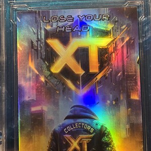 Puede incluir: Una carta de intercambio hologr&aacute;fica que presenta una ciudad futurista con una persona que lleva una chaqueta negra y una m&aacute;scara de gas. La carta tiene el texto "Collectors XT" y "Lose Your Head".