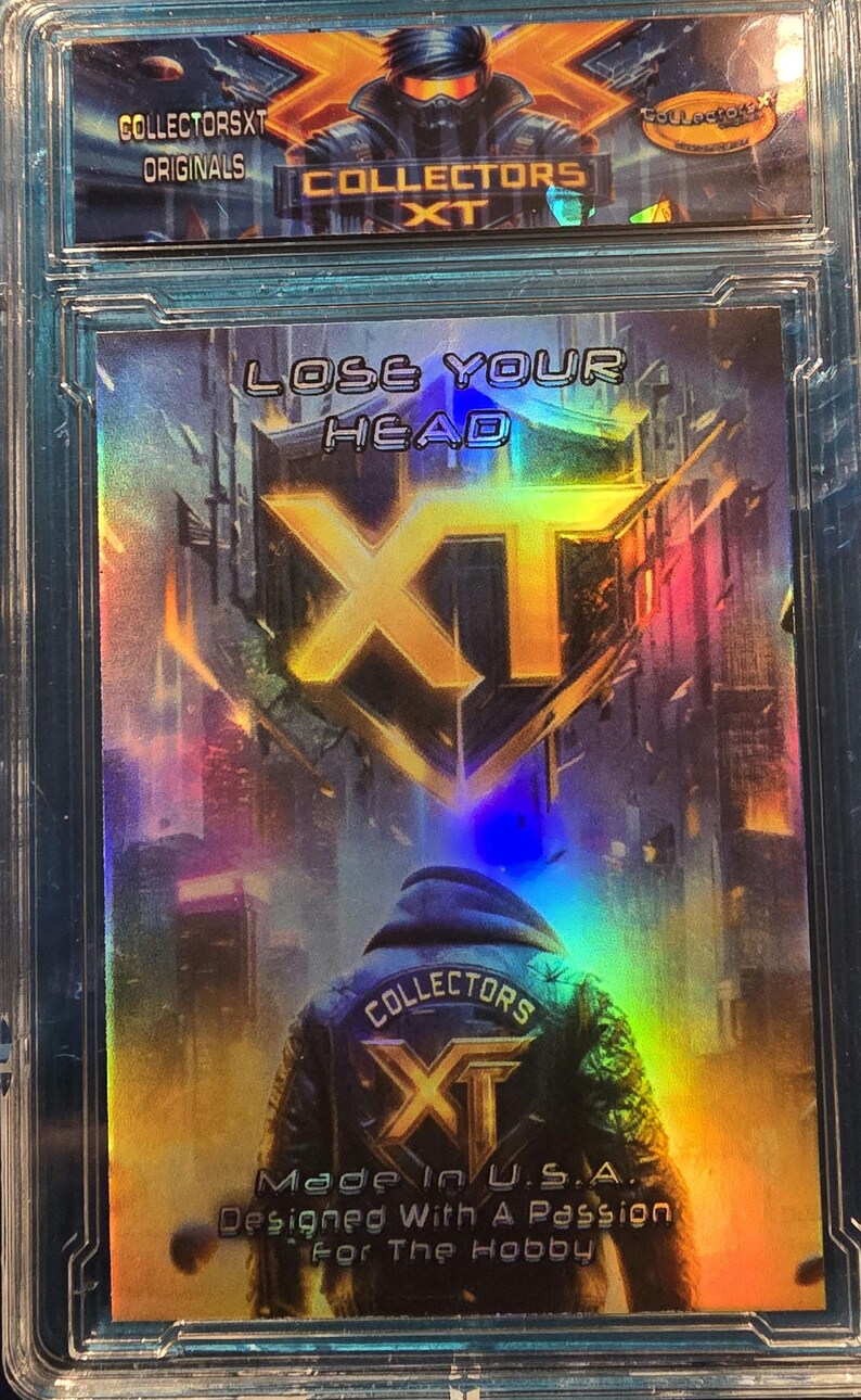 Puede incluir: Una carta de intercambio hologr&aacute;fica que presenta una ciudad futurista con una persona que lleva una chaqueta negra y una m&aacute;scara de gas. La carta tiene el texto "Collectors XT" y "Lose Your Head".