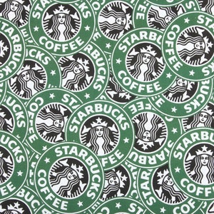Puede incluir: Un fondo verde con un patrón repetitivo de tazas de café Starbucks blancas y negras. Cada taza tiene el logotipo de Starbucks y las palabras "Starbucks Coffee" impresas en ella.