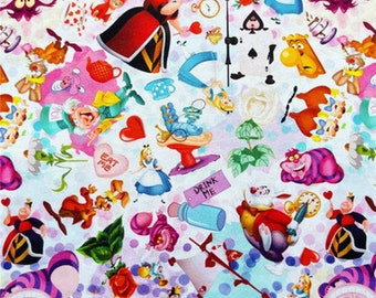 Puede incluir: Una tela colorida con un patrón caprichoso de personajes de Alicia en el País de las Maravillas, incluyendo la Reina de Corazones, el Sombrerero Loco, el Gato de Cheshire y el Conejo Blanco. La tela es blanca con acentos rosados, azules y verdes.