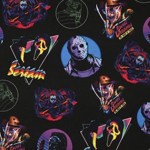 Peut inclure: Un tissu noir avec un motif répété de personnages de films d'horreur. Les personnages incluent Freddy Krueger, Jason Voorhees et Ghostface. Le tissu a un style rétro des années 80 avec des couleurs vives et des formes géométriques. Le texte "Sweet Dreams Are Made Of These" est répété sur tout le tissu.