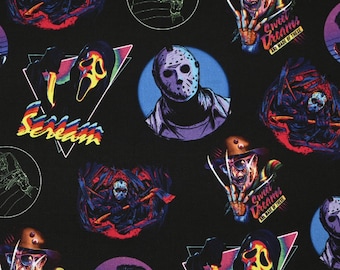 Peut inclure: Un tissu noir avec un motif répété de personnages de films d'horreur. Les personnages incluent Freddy Krueger, Jason Voorhees et Ghostface. Le tissu a un style rétro des années 80 avec des couleurs vives et des formes géométriques. Le texte "Sweet Dreams Are Made Of These" est répété sur tout le tissu.