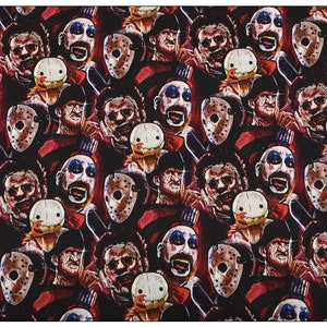 Puede incluir: Patrón repetido con varios personajes de películas de terror, incluyendo un payaso, una figura enmascarada y una figura con un suéter a rayas. El diseño es predominantemente rojo oscuro y negro, con acentos blancos y rojos, creando una estética espeluznante.
