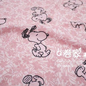 Tela rosa de Snoopy, tela de rosas rosas, tela de algodón de anime de dibujos animados, se vende por 0,5 yardas