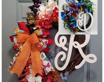 Corona floral de vid con inicial: decoración para puerta primavera-verano (71 x 61 cm)