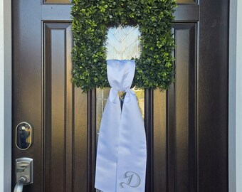 Corona cuadrada de boj con marco, inicial familiar personalizada con monograma termoadhesivo para puerta de entrada