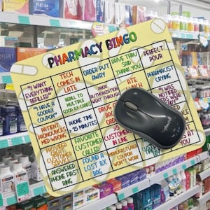 Tapis de souris de bingo-test en pharmacie | Cadeau pharmacien | Humour médical | Accessoire de bureau amusant | Étudiant en pharmacie | Décoration de pharmacie |