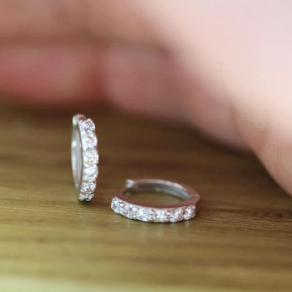 Een paar Sterling zilveren Huggie hoepel oorbellen met sprankelende CZ Pave - kleine hoepel oorbellen ideaal verjaardagscadeau voor vrouwen meisjes maat: 5-14cm