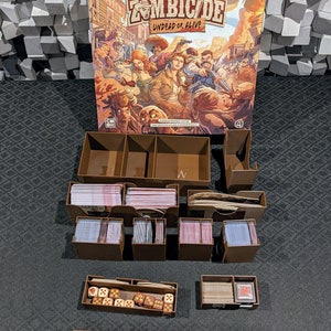 Inserto compatible con Zombicide Undead or Alive, contiene todo excepto las miniaturas en la caja principal, tarjetas con funda, ver descripción